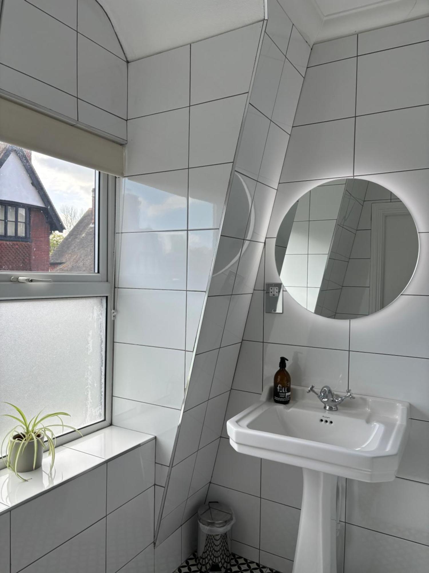 Large East Side Room Above G Grace & Son Tring Exterior foto